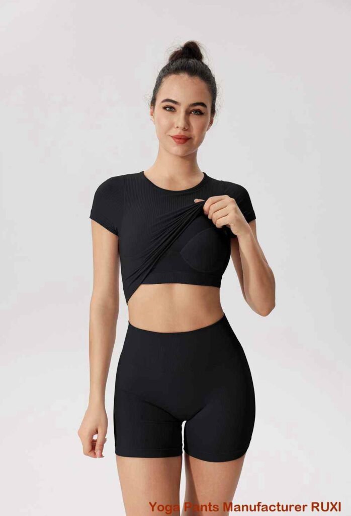 بنطلون رياضي نسائي باللون الأسود