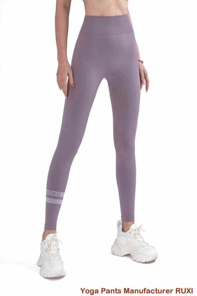 شورت رياضي باللون الأزرق الداكن