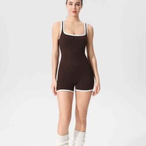 بدلة رياضية باللون الأزرق الداكن