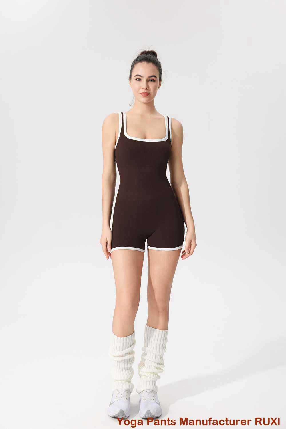 بدلة رياضية باللون الأزرق الداكن