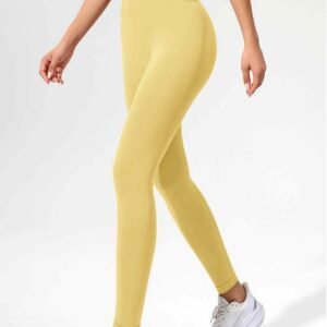 شورت رياضي باللون الوردي الساخن