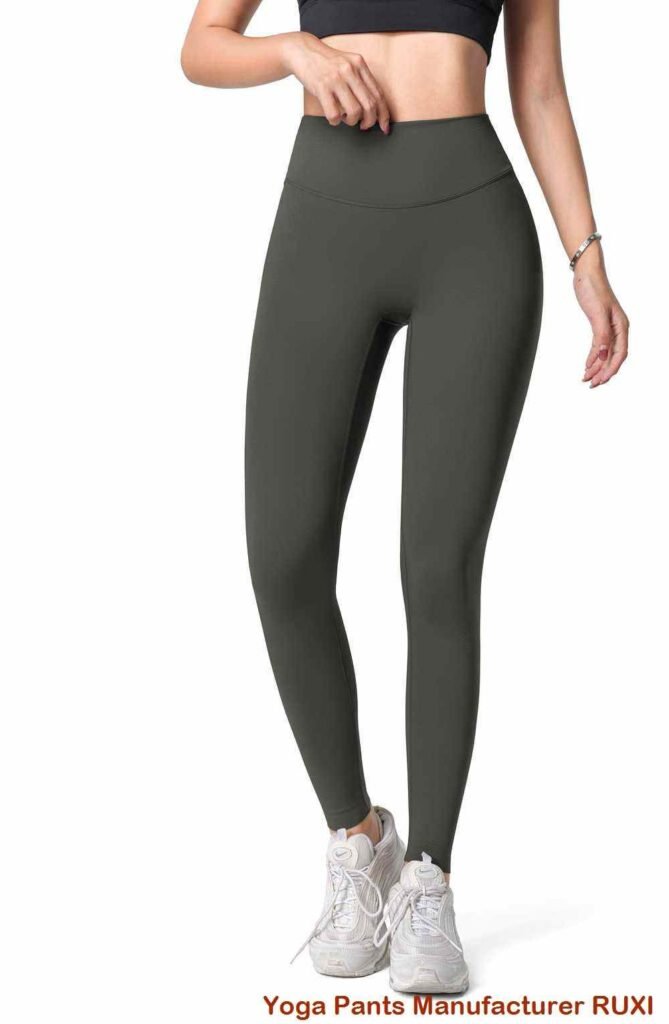 ملابس اليوغا للسيدات الأكبر سنا